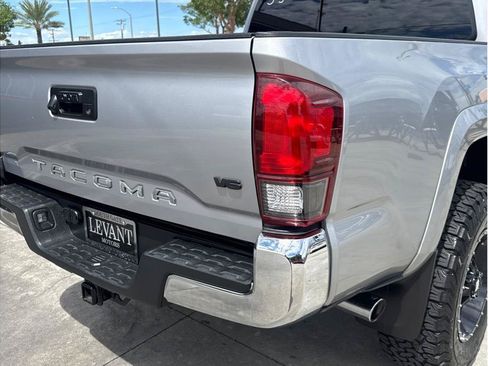 Used 2018 Toyota Tacoma SR5 RWD image 13