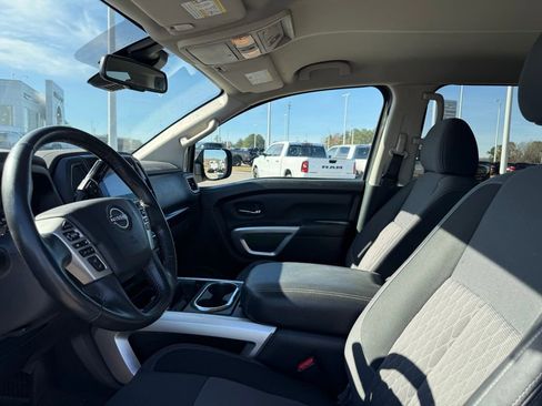 Used 2024 Nissan Titan SV w/ SV Convenience Package image 9