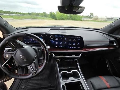 Used 2025 Chevrolet Traverse RS w/ LPO, Floor Liner Package AWD/4WD image 9