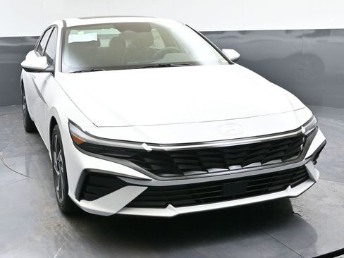 Certified 2025 Hyundai Elantra SEL image 8