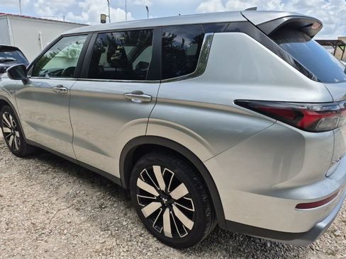 Used 2025 Mitsubishi Outlander SE AWD/4WD image 2