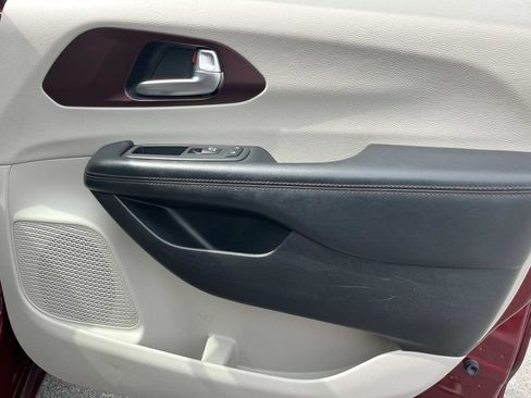 Used 2020 Chrysler Pacifica Limited FWD image 28