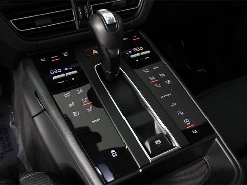 Used 2025 Porsche Macan image 18