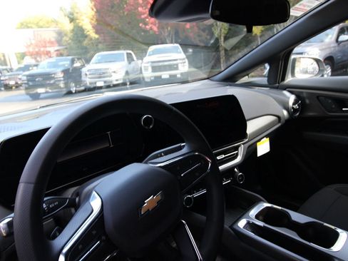 Certified 2026 Chevrolet Equinox EV LT FWD image 11
