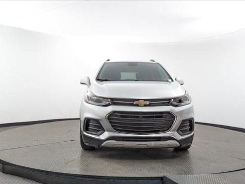 Used 2020 Chevrolet Trax LT w/ LT Convenience Package image 12