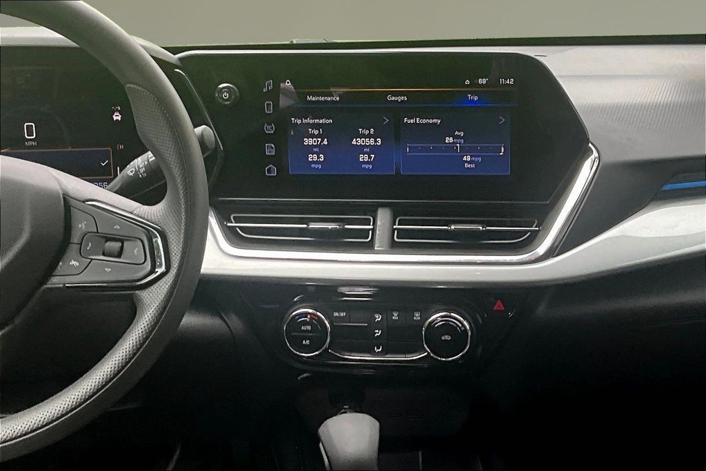 Used 2025 Chevrolet Trax LT FWD image 9