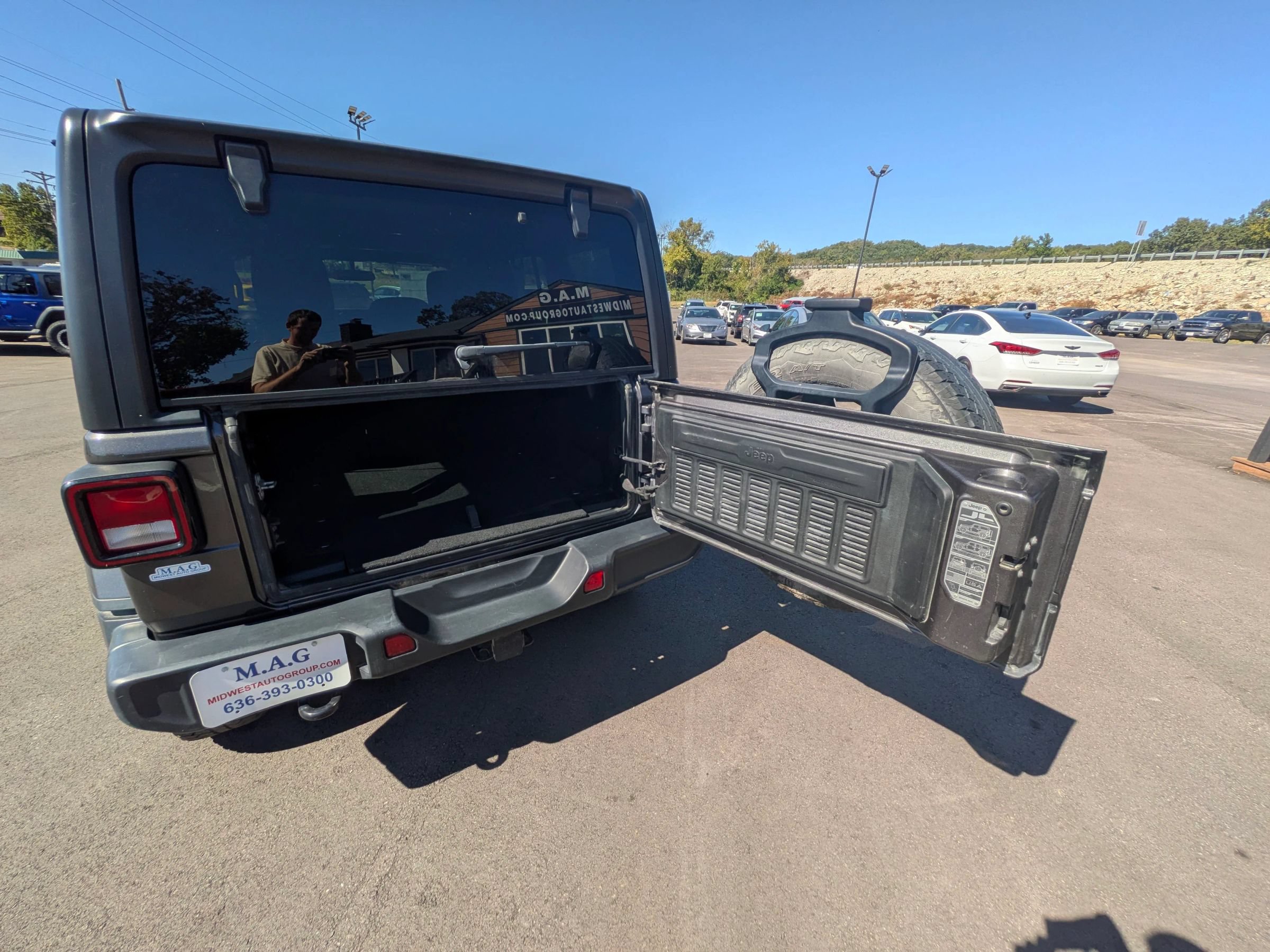Used 2018 Jeep Wrangler Unlimited Sahara AWD/4WD image 38
