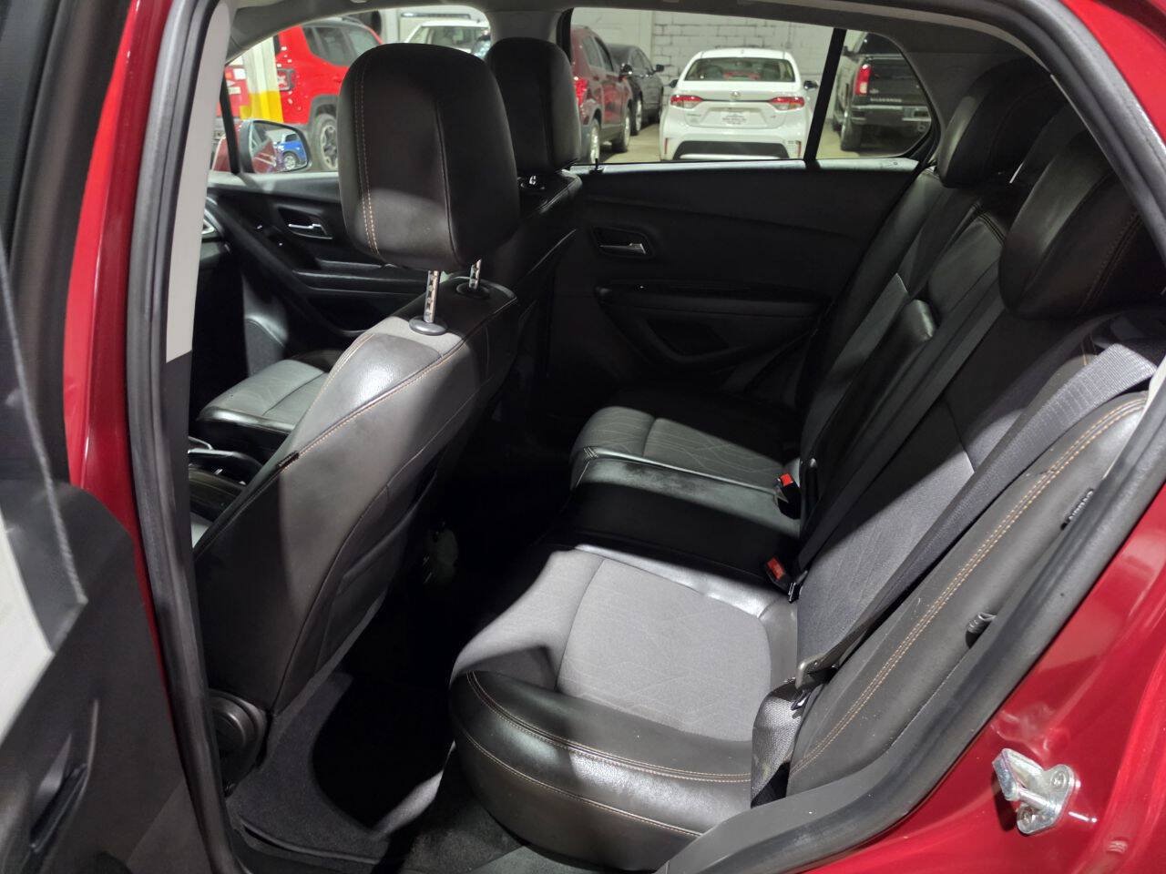 Used 2021 Chevrolet Trax LT w/ LT Convenience Package AWD/4WD image 30