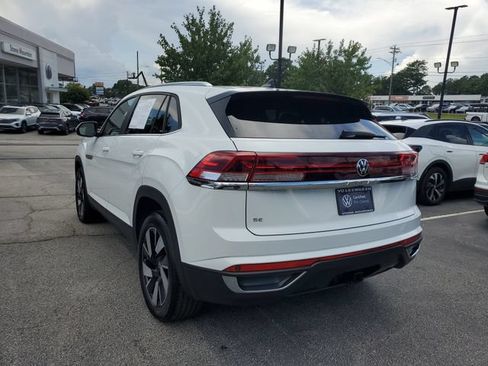 Used 2025 Volkswagen Atlas Cross Sport SE w/ Panoramic Sunroof Package FWD image 6