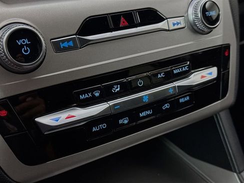 Used 2023 Ford Explorer XLT image 15