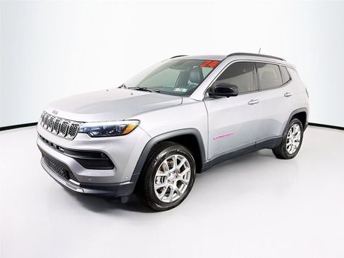Used 2024 Jeep Compass Latitude w/ Sun and Sound Group AWD/4WD image 3