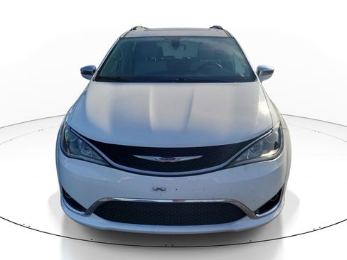 Used 2020 Chrysler Pacifica Limited FWD image 2