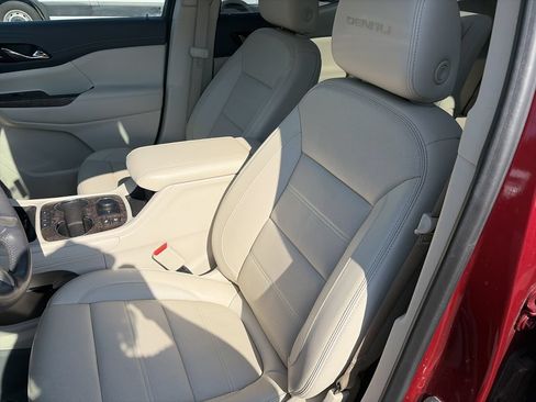 Used 2020 GMC Acadia Denali w/ Technology Package FWD image 12