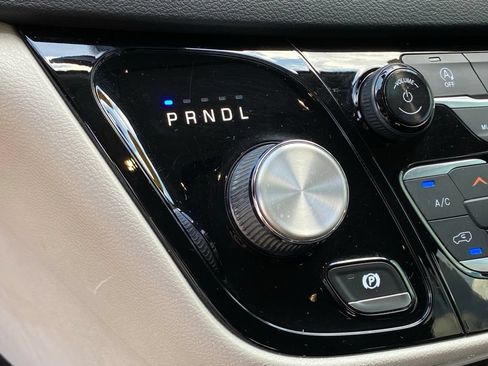 Used 2019 Chrysler Pacifica Touring-L FWD image 20