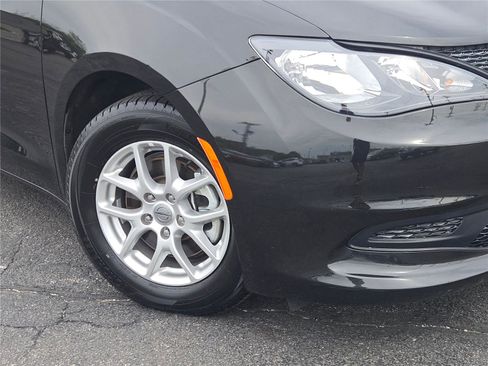 Certified 2023 Chrysler Voyager LX FWD image 4