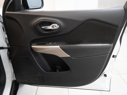 Used 2018 Jeep Cherokee Latitude w/ Altitude Package image 30