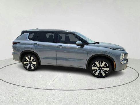New 2025 Mitsubishi Outlander SEL image 4