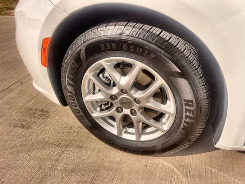 Used 2023 Chrysler Pacifica Touring-L FWD image 9