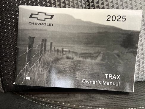 Used 2025 Chevrolet Trax LT FWD image 34
