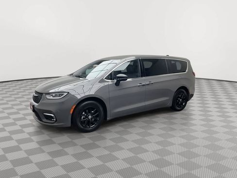 Used 2025 Chrysler Pacifica Select FWD image 34