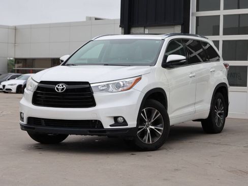 Used 2016 Toyota Highlander XLE AWD/4WD image 3