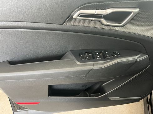 Used 2025 Kia Sportage LX image 18