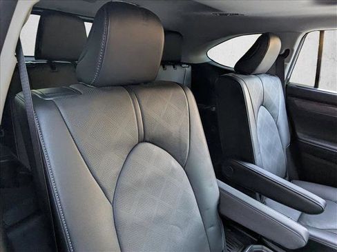 Used 2023 Toyota Highlander Platinum image 17