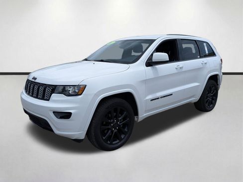 Used 2017 Jeep Grand Cherokee Altitude AWD/4WD image 16