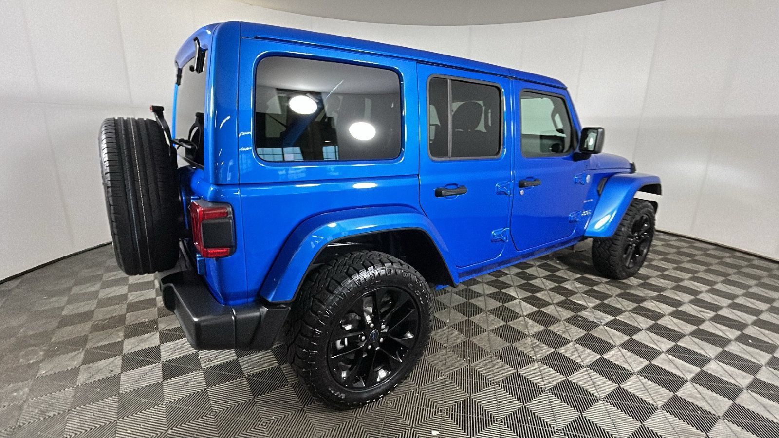 Used 2024 Jeep Wrangler Unlimited Sahara AWD/4WD image 3