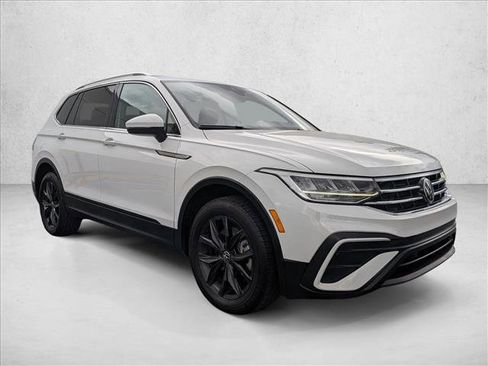 Used 2024 Volkswagen Tiguan SE image 3