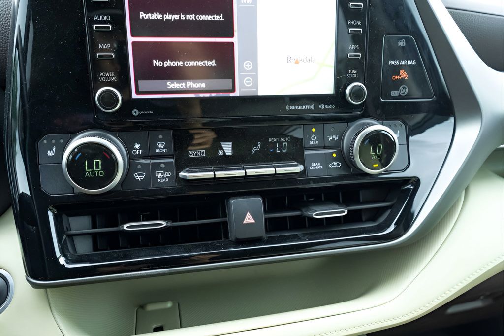 Used 2020 Toyota Highlander XLE AWD/4WD image 22