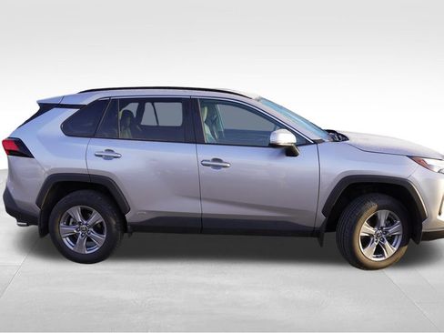 Used 2022 Toyota RAV4 XLE w/ Convenience Package AWD/4WD image 2
