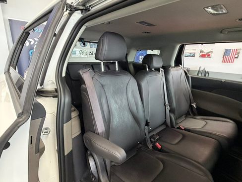 Used 2025 Kia Carnival EX FWD image 34