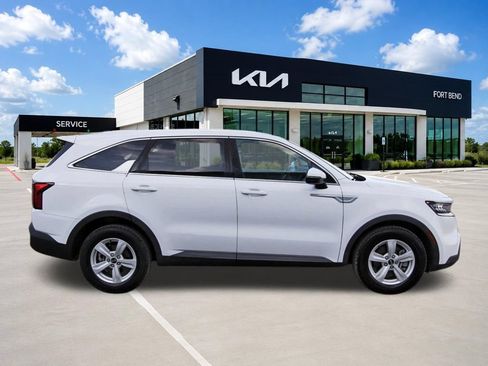 Used 2021 Kia Sorento LX FWD image 4
