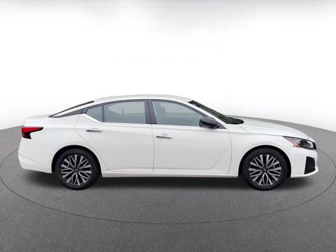 Used 2025 Nissan Altima 2.5 SV FWD image 16