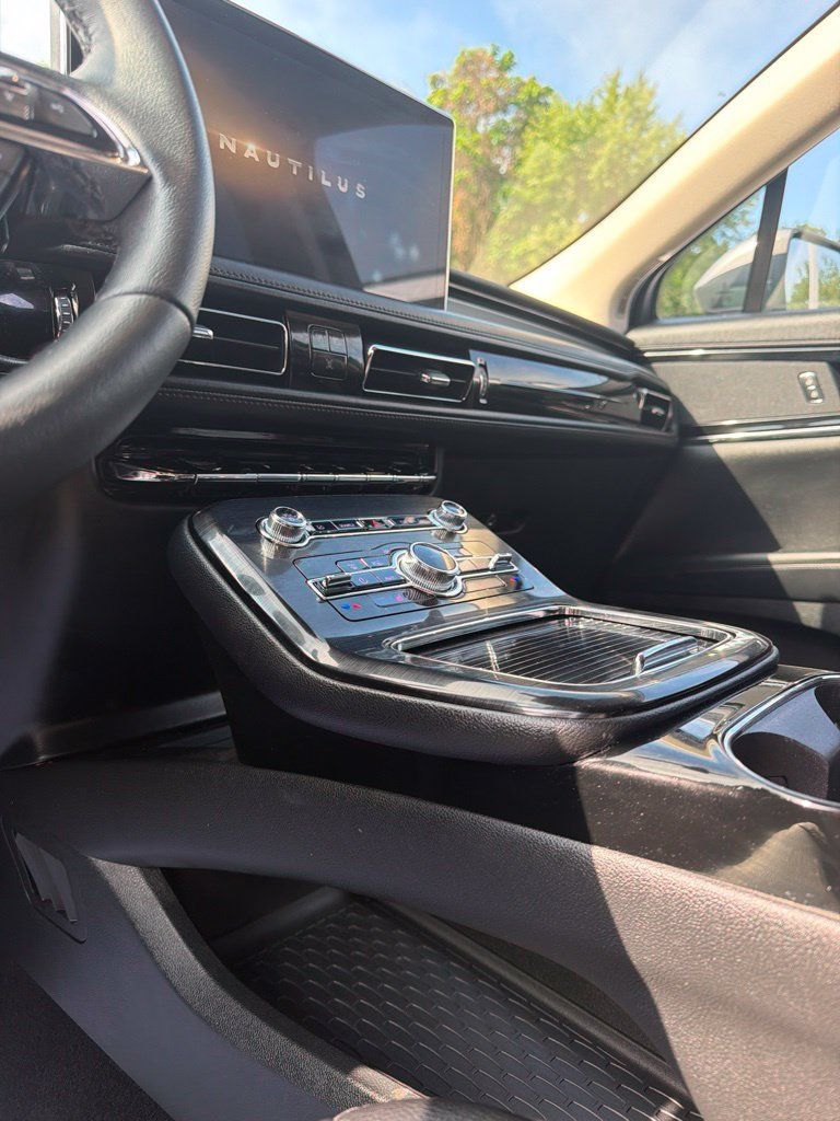 Used 2023 Lincoln Nautilus AWD w/ Premium Package image 9