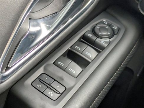 Used 2024 GMC Yukon SLT w/ SLT Luxury Package image 27