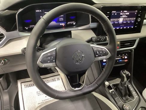 Certified 2025 Volkswagen Taos SE image 7