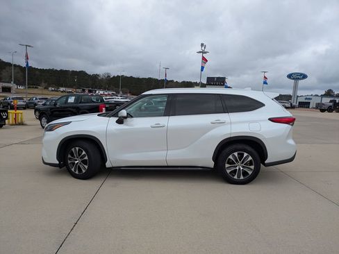 Used 2022 Toyota Highlander XLE image 2