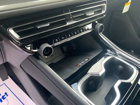 New 2026 Chevrolet Traverse LT image 13