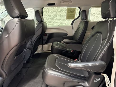 Used 2024 Chrysler Pacifica Touring-L image 18