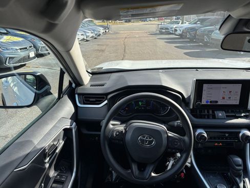 Used 2025 Toyota RAV4 LE image 33