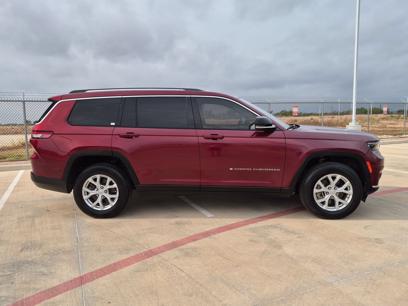 Used 2024 Jeep Grand Cherokee L Limited RWD image 2