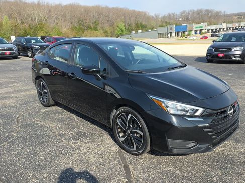 Used 2024 Nissan Versa SR image 2