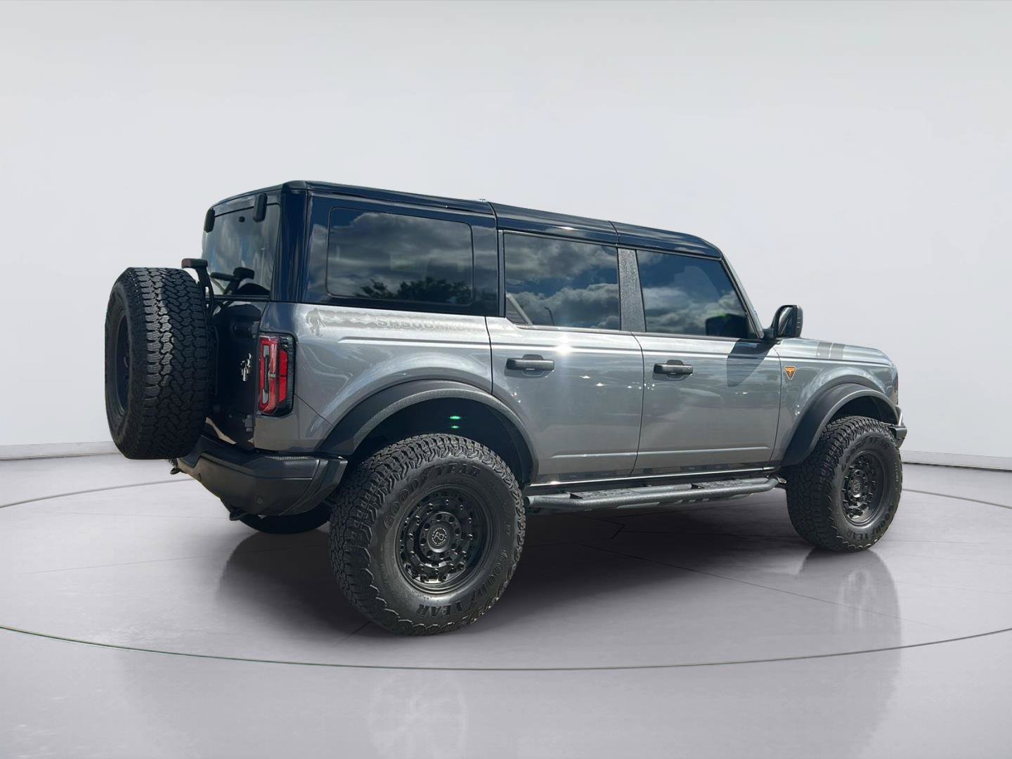 Certified 2025 Ford Bronco Badlands w/ Sasquatch Package AWD/4WD image 4