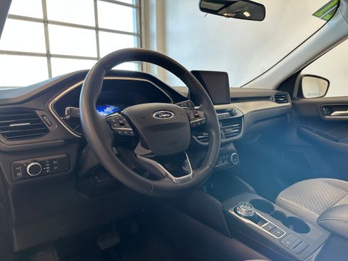 Used 2021 Ford Escape SE w/ SE Sport Appearance Package image 10