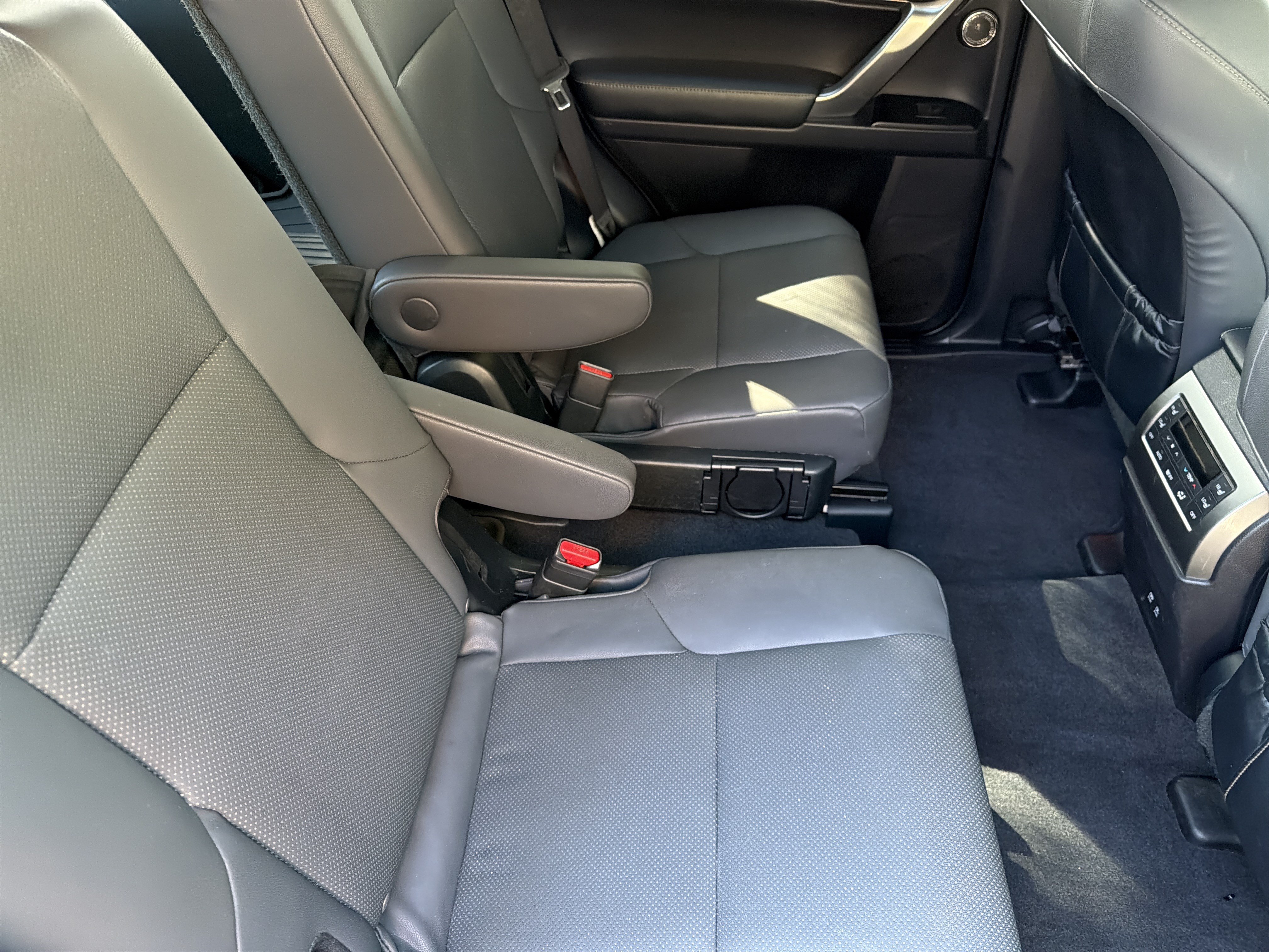 Used 2022 Lexus GX 460 Premium w/ Accessory Package AWD/4WD image 39