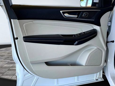 Used 2018 Ford Edge Titanium w/ Technology Package image 17