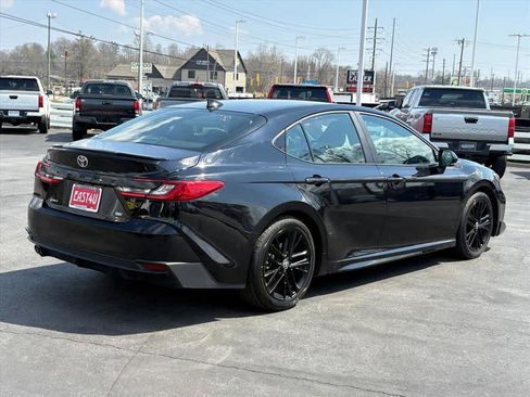 Used 2025 Toyota Camry SE image 3