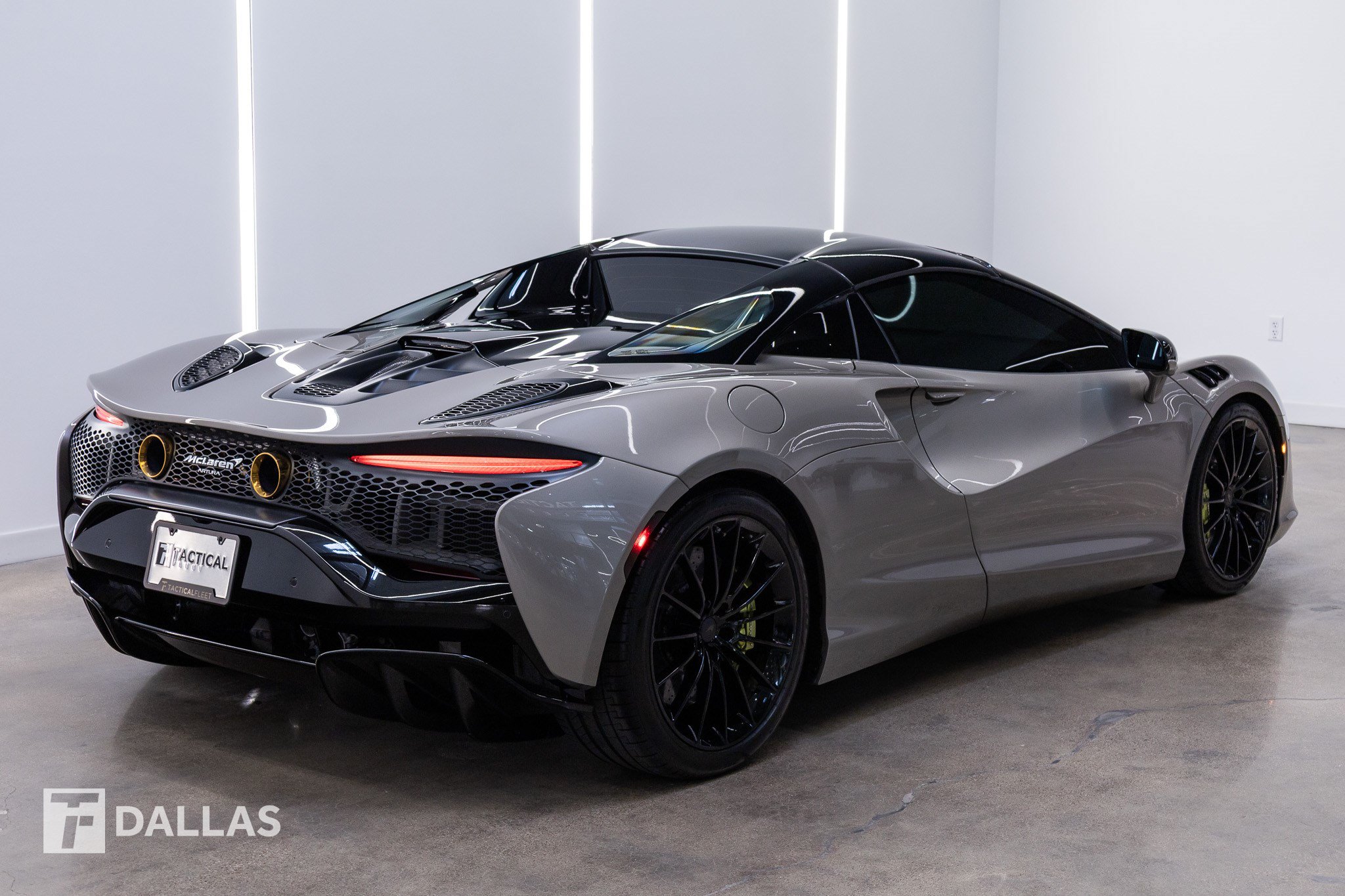 Used 2025 McLaren Artura Spider RWD image 12